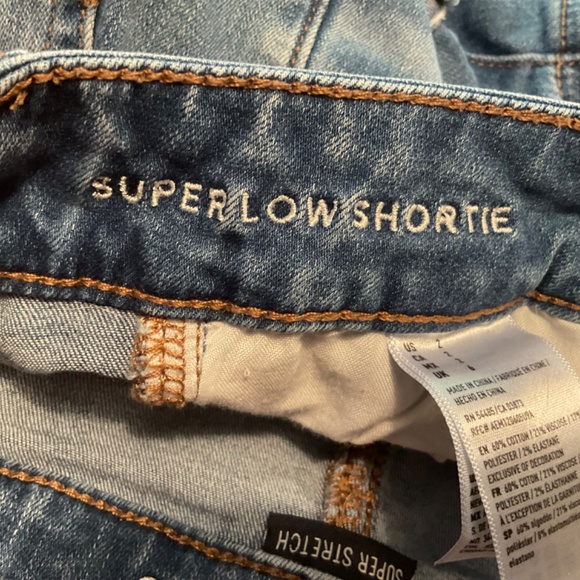 American Eagle distressed denim shorts medium wash size 2 - Picture 4 of 5